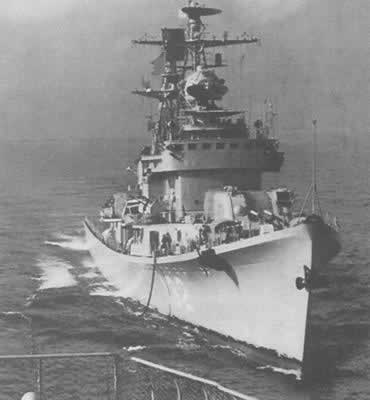 我国自行研制的第一艘导弹驱逐舰启用