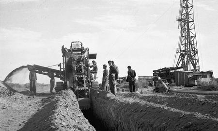 中国第一条输油管线建成并开始输油（转自：历史上的今天。中国）