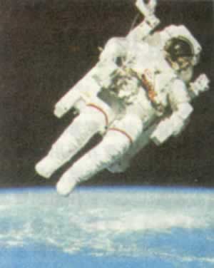 人类第一次太空行走实验（历史今天lsjt.org）